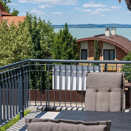 Apartment Panoramas Lakas A Balatonnal, *